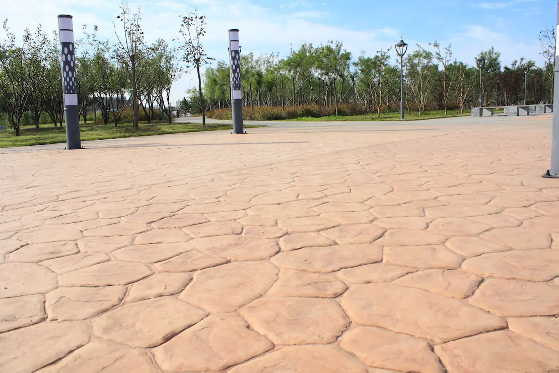 Zona de relax de una universidad con pavimento de hormigón estampado.